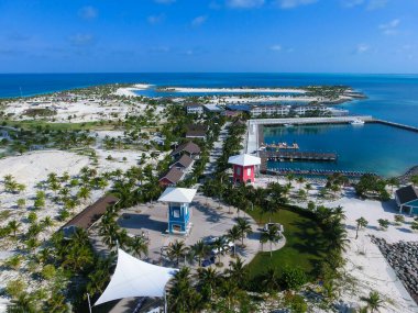 Okyanus Cay Bahamalar Adası 'ndaki kumsalda renkli evler ve turkuaz su