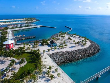 Okyanus Cay Bahamalar Adası 'ndaki kumsalda renkli evler ve turkuaz su