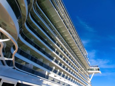 Soyut yolcu gemisi ve mavi gökyüzü - açık hava manzarası