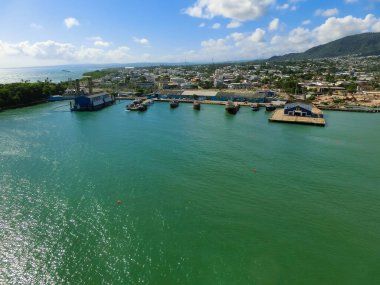 Gemiler, tekneler, konteynırlar, Puerto Plata limanı, sanayi bölgesinin liman ve şehir manzarası, Dominik Cumhuriyeti - yolcu gemisinden manzara