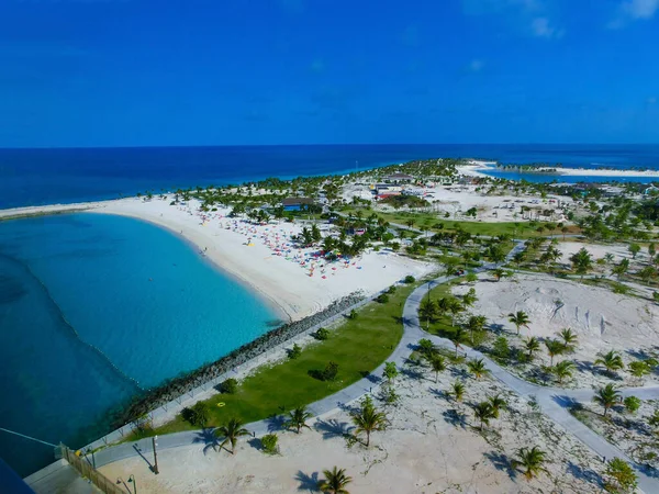 Pláž Ostrově Ocean Cay Bahamy Barevnými Domy Tyrkysovou Vodou — Stock fotografie