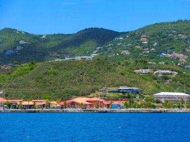St. Thomas, USVI. ABD Virgin Adalarından birinde yeşil kıyı şeridi görüntüsü.