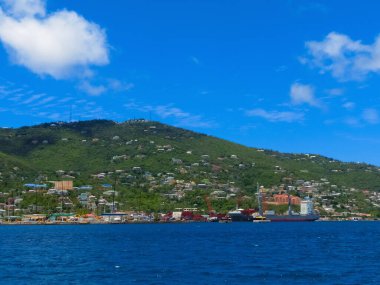 St. Thomas, USVI. ABD Virgin Adalarından birinde yeşil kıyı şeridi görüntüsü.