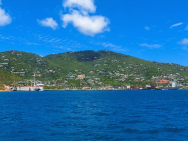 St. Thomas, USVI. ABD Virgin Adalarından birinde yeşil kıyı şeridi görüntüsü.