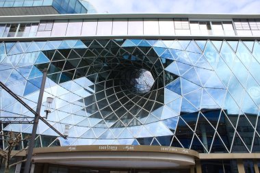 Frankfurt am Main, Almanya - 20 Nisan 2022: Zeil alışveriş caddesindeki Galeria MyZeil alışveriş merkezinin dışı