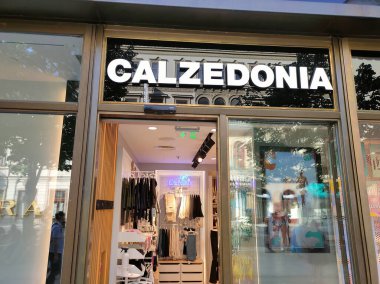 Prag, Çek - 11 Mayıs 2022: Calzedonia logosu Prag 'daki Calzedonia mağazasında. Calzedonia bir İtalyan moda markası.