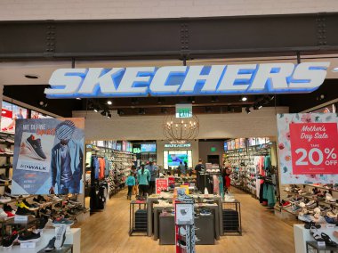 Aventura, Florida, ABD - 7 Mayıs 2022: Aventura alışveriş merkezindeki Skechers markasının ana girişi.