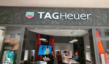 Aventura, Florida, ABD - 7 Mayıs 2022 TAG Heuer logosu TAG Heuer mağazasında. TAG Heuer, İsviçre yapımı lüks bir imalat şirketidir. Saatler ve moda aksesuarları tasarlar, üretir.