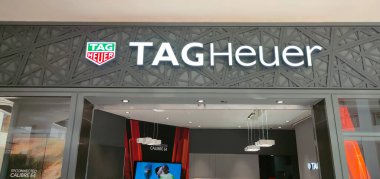 Aventura, Florida, ABD - 7 Mayıs 2022 TAG Heuer logosu TAG Heuer mağazasında. TAG Heuer, İsviçre yapımı lüks bir imalat şirketidir. Saatler ve moda aksesuarları tasarlar, üretir.