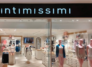 Frankfurt am Main, Almanya - 20 Nisan 2022: Intimissimi mağazası. Intimissimi, 1996 yılında kadın ve erkekler için sütyen, külot, iç çamaşırı, yelek, pijama üzerine uzmanlaşmış bir İtalyan giyim markasıdır..