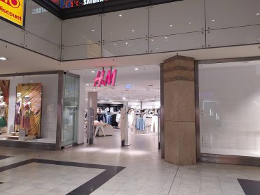 Neu-Isenburg, Almanya - 10 Mayıs 2022: Isenburg-Zentrum 'da H ve M mağazası.