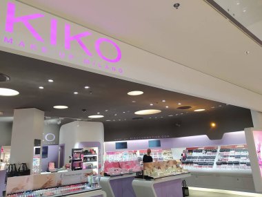 Neu-Isenburg, Almanya - 10 Mayıs 2022: Isenburg-Zentrum 'da Kiko Milano mağazası. Kiko Milano bir İtalyan kozmetik markası..