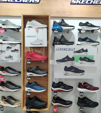 Prag, Çek - 11 Mayıs 2022: Skechers mağaza raflarında spor koşu ayakkabıları. Skechers bir Amerikan yaşam tarzı ve erkek, kadın ve çocuklar için performans ayakkabıları şirketidir..