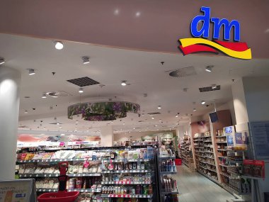 Prag, Çek - 11 Mayıs 2022: DM Drogerie Markt Store Palladium alışveriş merkezinde. DM, kozmetik, sağlık ürünleri ve sağlıklı gıda satan bir Alman perakende mağaza zinciri..