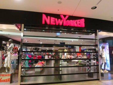 Frankfurt am Main, Almanya - 20 Nisan 2022: Skyline Plaza alışveriş ve sağlık merkezindeki New Yorker mağazası