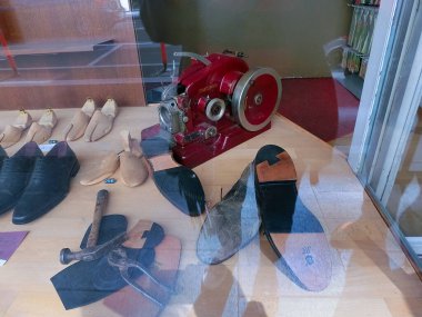 Frankfurt am Main, Almanya - 20 Nisan 2022: Ayakkabı terzisi.