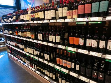 Frankfurt am Main, Almanya - 20 Nisan 2022: Bir REWE süpermarketinde farklı kökenden gelen şaraplar.