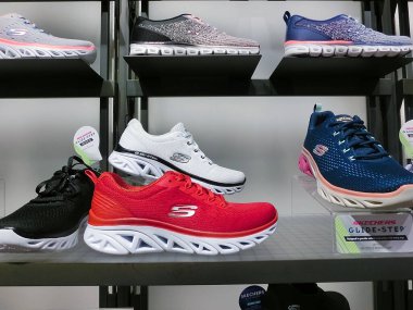 Aventura, Florida, ABD - 7 Mayıs 2022: Aventura Alışveriş Merkezi 'nin rafında Skechers