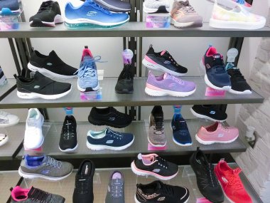 Aventura, Florida, ABD - 7 Mayıs 2022: Aventura Alışveriş Merkezi 'nin rafında Skechers