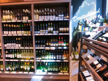 Frankfurt am Main, Almanya - 20 Nisan 2022: Bir REWE süpermarketinde farklı kökenden gelen şaraplar.