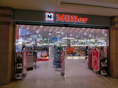 Neu-Isenburg, Almanya - 10 Mayıs 2022: Isenburg-Zentrum 'daki Muller süpermarket ve eczane zincirinin ana cephesi.