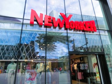 Frankfurt am Main, Almanya - 20 Nisan 2022: Zeil caddesindeki New Yorker mağazası