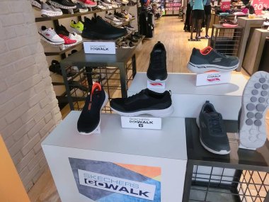 Aventura, Florida, ABD - 7 Mayıs 2022: Aventura Alışveriş Merkezi 'nin rafında Skechers