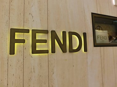 Aventura, Florida, ABD - 7 Mayıs 2022: Florida 'daki Aventura Alışveriş Merkezi' nin duvarında Fendi logosu. Fendi, İtalyan lüks moda evi..