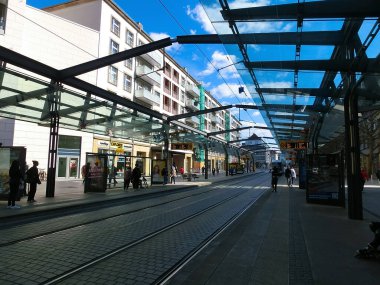 Dresden, Almanya - 18 Nisan 2022: Postplatz 'da tramvay durağı