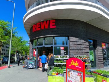 Frankfurt am Main, Almanya - 20 Nisan 2022: REWE süpermarket. REWE Grubu, Almanya 'nın Köln kentinde yer alan bir Alman perakende ve turizm kooperatifi..