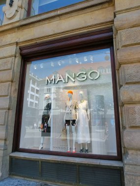 Prag, Çek - 11 Mayıs 2022: Prag 'daki MANGO giyim mağazası. MANGO ünlü bir İspanyol markasıdır..