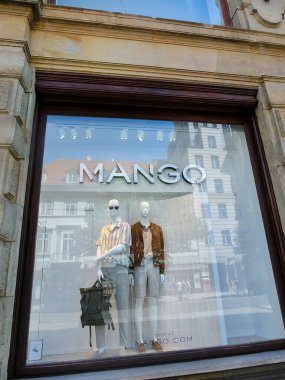 Prag, Çek - 11 Mayıs 2022: Prag 'daki MANGO giyim mağazası. MANGO ünlü bir İspanyol markasıdır..