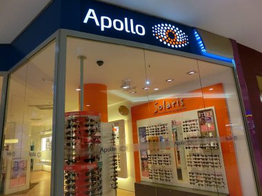 Frankfurt am Main, Almanya - 20 Nisan 2022: Skyline Plaza alışveriş ve sağlık merkezinde Apollo optik mağazası.