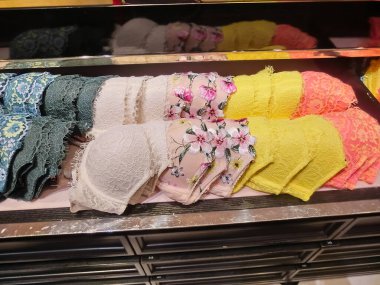 Aventura, Florida, ABD - 7 Mayıs 2022: Victoria 's Secret mağazasının içi. Victoria 's Secret, Amerikalı kadın iç çamaşırı, kadın giyim ve güzellik ürünleri üreticisi ve pazarlamacısı..
