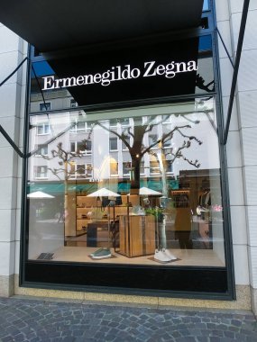 Frankfurt am Main, Almanya - 20 Nisan 2022: Frankfurt am Main 'deki Ermenegildo Zegna bayrak gemisi mağazası. Ermenegildo Zegna dünyaca ünlü İtalyan moda markasıdır..