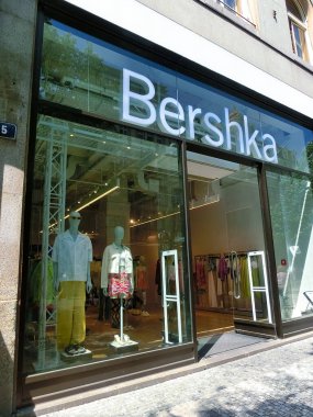 Prag, Çek - 11 Mayıs 2022: Prag 'daki Bershka Mağazası. Bershka 1998 'de piyasadaki en genç hippileri hedef alan yenilikçi bir moda perakendecisi olarak kuruldu..