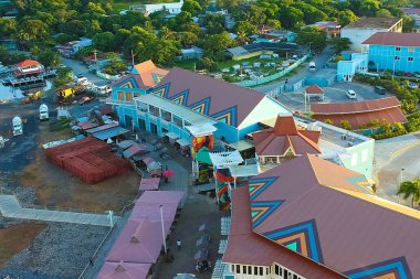 Sabahın erken saatlerinde Roatan Honduras 'ta tropikal bir plajın hava görüntüsü..