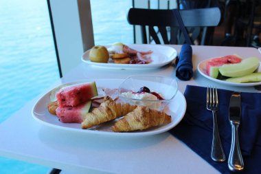 Soyut lüks yolcu gemisinde yemek odası büfesi. Modern yolcu gemisinde sağlıklı bir kahvaltı.