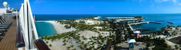 巴哈马海礁岛上的海滩 有五彩缤纷的房屋和碧绿的海水 — 图库照片