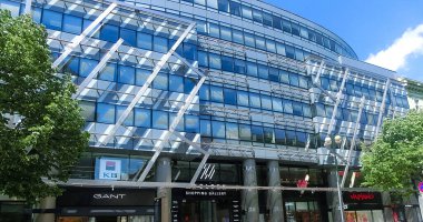 Prag, Çek - 11 Mayıs 2022: Prag 'da bir GANT dükkanına giriş.