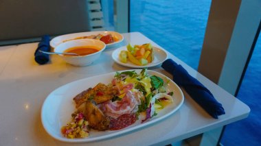 Soyut lüks yolcu gemisinde yemek odası büfesi. Modern yolcu gemisinde sağlıklı bir kahvaltı.