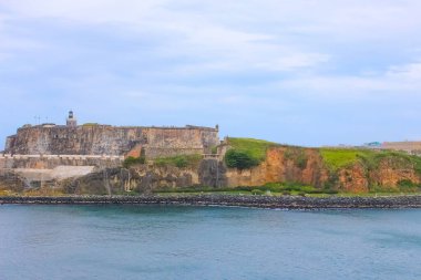 Güzel panoramik büyük dış duvar nöbetçi kutuyla, fort San Cristobal San Juan, Puerto Rico