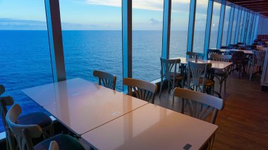 Soyut lüks yolcu gemisinde yemek odası büfesi. Deniz manzaralı kahvaltı