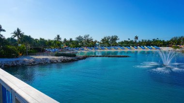 Cococay manzarası, Bahamalar 'daki ada, misafirlerin günü eğlenerek geçirdiği yer..