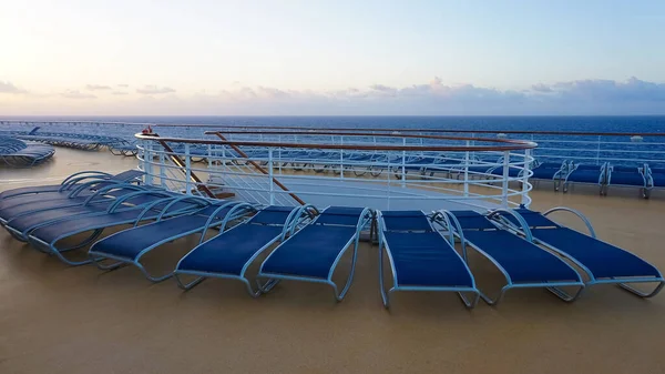 Luxury Cruise Ship Deck Solig Dag — Stockfoto