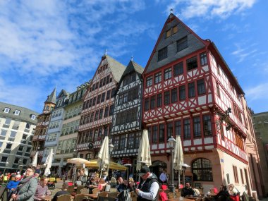 Frankfurt am Main, Almanya - 20 Nisan 2022: Frankfurt, Almanya 'daki Roemerberg Meydanı. Frankfurt Almanya 'nın beşinci büyük şehridir..
