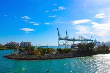 Miami, ABD - 23 Nisan 2022: ABD 'nin en büyük kargo limanlarından biri olan Miami Limanı' ndaki birçok konteynır.