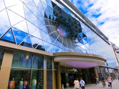 Frankfurt am Main, Almanya - 20 Nisan 2022: Zeil alışveriş caddesindeki Galeria MyZeil alışveriş merkezinin dışı
