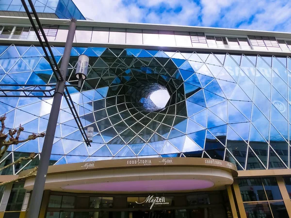 Frankfurt am Main, Almanya - 20 Nisan 2022: Zeil alışveriş caddesindeki Galeria MyZeil alışveriş merkezinin dışı