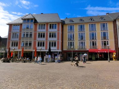 Frankfurt am Main, Almanya - 20 Nisan 2022: Frankfurt, Almanya 'daki Roemerberg Meydanı. Frankfurt Almanya 'nın beşinci büyük şehridir..